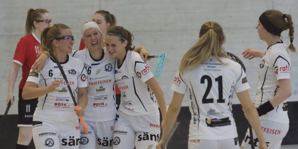 Die Nesslauer Sharks Damen holten sich einen Sieg zum Auftakt. Von links: Eliane Störi, Tamara Grob, Vera Gebert, Karin Schlumpf > und Melanie Frey bejubeln einen Treffer. 