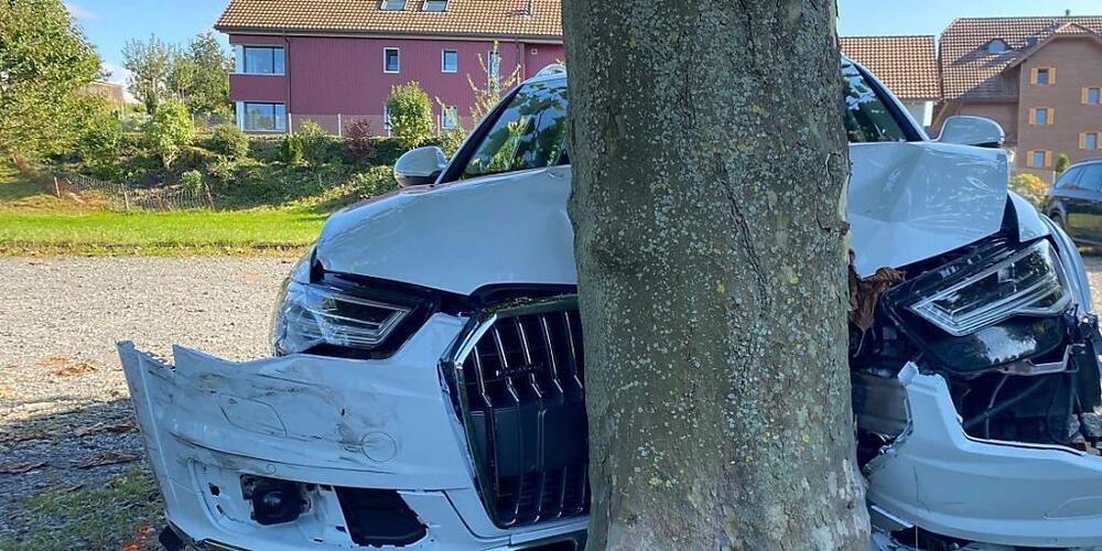 Der 83-jährige Autofahrer beschädigte auf einem Parkplatz in Risch ZG zuerst fünf Fahrzeuge und prallte daraufhin in einen Baum.