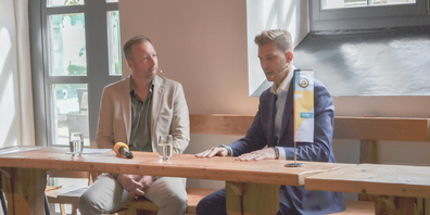Robin Dossenbach (l.) führte mit Lorenz Frey-Hilti beim Bank-Talk am 12. September ein vielfältiges Gespräch über die Emil Frey AG.