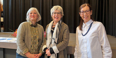 Die Präsidentin der Rheintaler Kulturstiftung, Christa Köppel (Bildmitte), flankiert von Bühne Marbach-Vizepräsidentin Irma Graf (rechts) und Präsidentin Karin Bernegger (links)