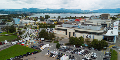 Das Riesenrad auf dem Parkplatz des Seedam-Centers in Pfäffikon bietet eine tolle Rundumsicht.