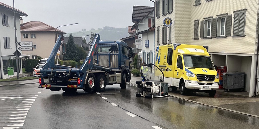 Der Lastwagenfahrer übersah den motorisierten Rollstuhl beim Abbiegen.