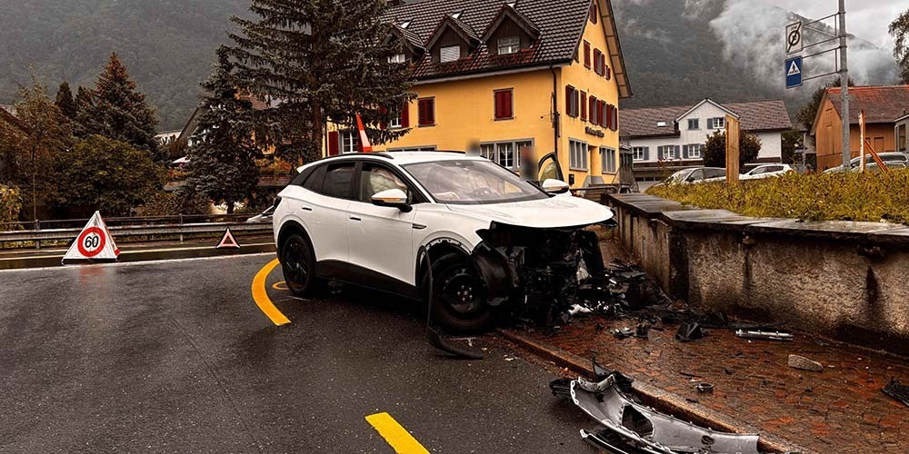 Das Auto erlitt Totalschaden.