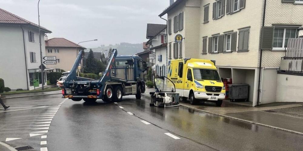 Der 83-Jährige kippte beim Unfall mit seinem Rollstuhl auf die Seite und wurde leicht verletzt.