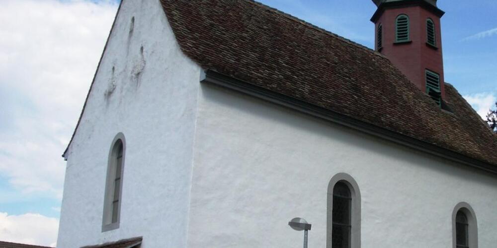 Die reformierte Dorfkirche von Spreitenbach AG.