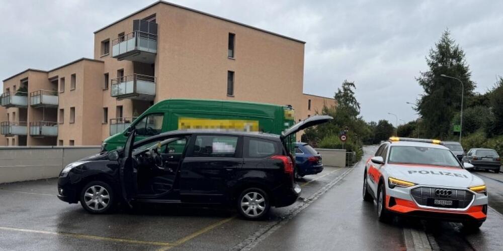 Eine Autofahrerin wollte auf den Parkplatz an der Sturzeneggstrasse abbiegen, als sie das Mädchen auf dem Kickboard übersah.