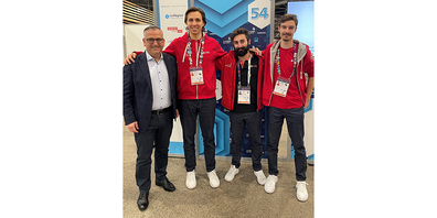 Der Schwyzer Bildungsdirektor Michael Stähli (v. l.) gratulierte in Lyon den Gold- Champions in Cyber Security, Philippe Dourassov, Experte Manuel Bürge aus Lachen und Edward Booth.