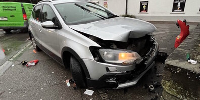 Die Autofahrerin schleifte das Kleinmotorrad mit und prallte schliesslich selbst in eine Mauer.