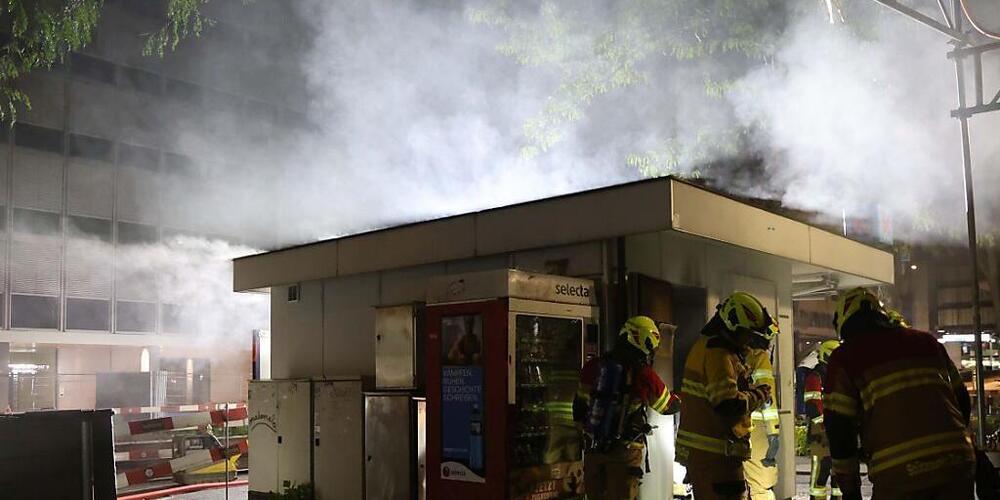 Der Kiosk beim Bundesplatz in Zug hat am frühen Dienstagmorgen Feuer gefangen.