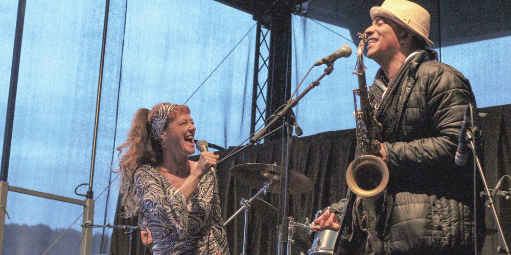 Am SIG Areal Fest in Neuhausen brachte unter anderem die Band Grooveline das Publikum mit ihren Songs zum Tanzen, bevor anschliessend die Schaffhauser Band «The Gardener & The Tree» auftrat.