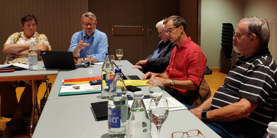 Prominenz an der Mitgliederversammlung der SVP (v.l.n.r.): Kantonsrätin Hedy Fürer-Ulrich, Stadtrat Kurt Kälin; Architekt Herbert Oberholzer (leicht verdeckt), Stadtrat Thomas Furrer, Peter Zürrer.