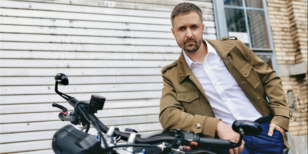 Hockerty, die Schweizer Marke für Herrenmode nach Mass, stellt eine neue exklusive Kollektion mit Tom Lüthi vor.
