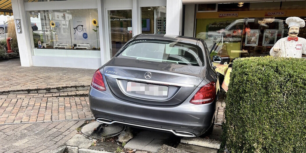 Endstation Gartenwirtschaft: Ein 86-jähriger Mann fährt fahrunfähig über den Parkplatz hinaus und endet in der Fassade eines Geschäfts.