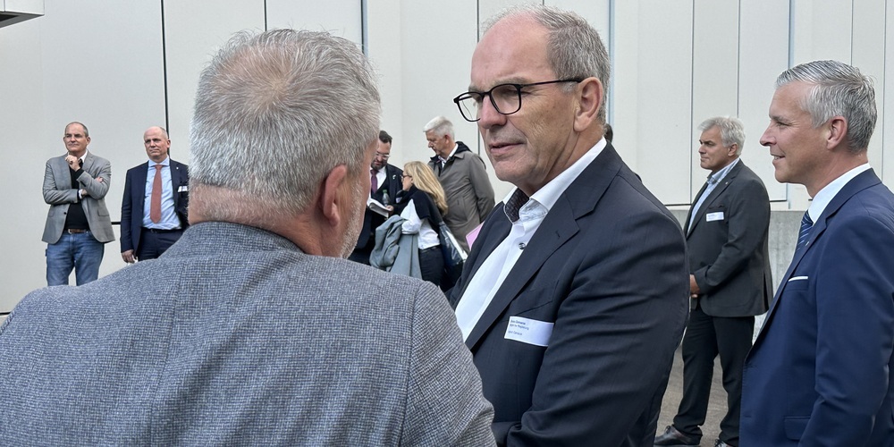 Regierungsrat Bruno Damann im Gespräch mit dem Buchser Stadtpräsidenten Rolf Pfeiffer