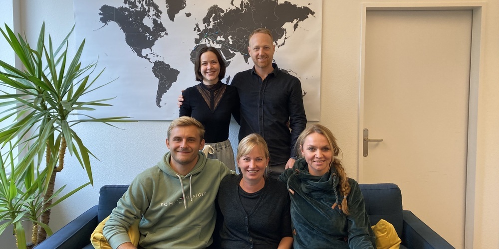 Vorne (v.l.n.r.): Michel Lanker (Mitarbeiter Job- und Lehrstellenportal), Celina Heiniger (Programmmitarbeiterin & Kommunikation), Julie Cartwright (Projektleiterin Peer-Programme). Hinten: Janine Sennhauser (Programmmitarbeiterin & Kommunikation), Simon Müller (Co-Geschäftsführer).