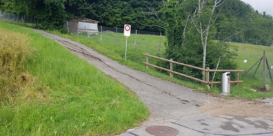 Die Fischerstrasse ist auf Höhe der Baustelle nur einspurig befahrbar.