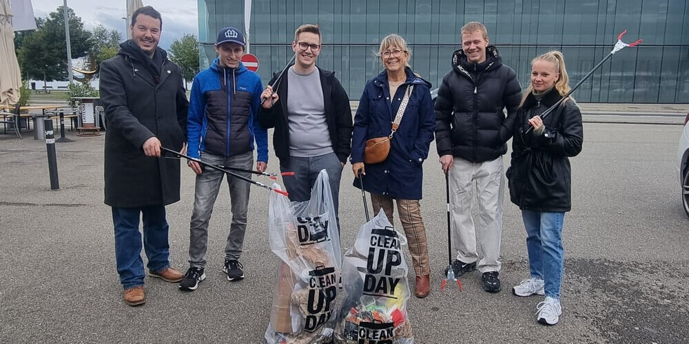 Die Junge SVP Kanton St.Gallen half mit, den Strand in Rorschach von allerlei Abfall zu befreien.