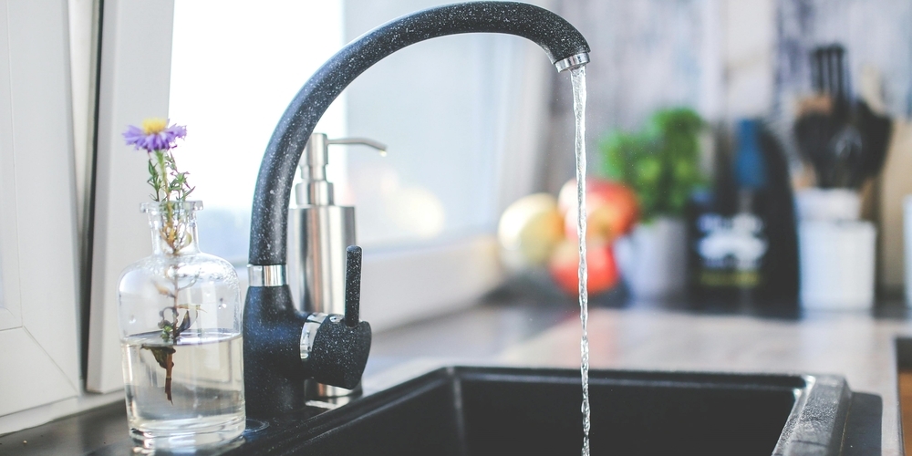 Wasserhahn in einer Küche: 2025 sollen in Schmerikon die Grund- und die Konsumgebühr für Wasser angehoben werden. (Symbolbild)