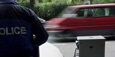 Die Aargauer Jungfreisinnigen wollen mit einer Volksinitiative erreichen, dass der Einsatz von fixen Anlagen zur Geschwindigkeitsüberwachung bewilligungspflichtig wird. (Symbolbild)