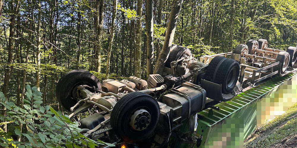 Der Lastwagen kam in Berlingen TG von der Strasse ab und überschlug sich.