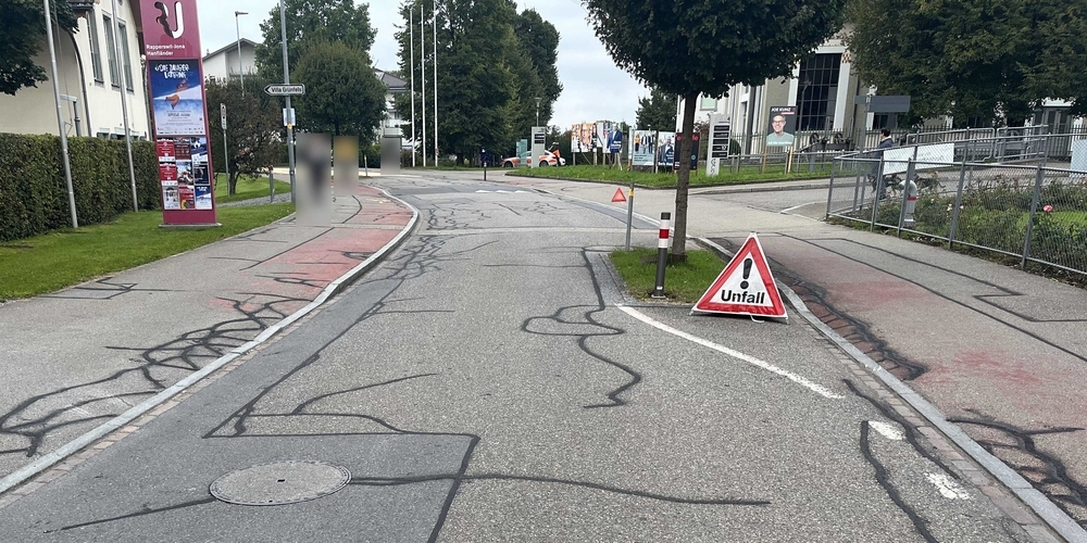 Als der Autofahrer in den Parkplatz zum Elektrizitätswerk abbog, kam es zur Kollision mit dem von rechts kommenden E-Bike-Fahrer.