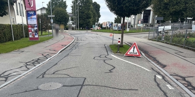 Als der Autofahrer in den Parkplatz zum Elektrizitätswerk abbog, kam es zur Kollision mit dem von rechts kommenden E-Bike-Fahrer.