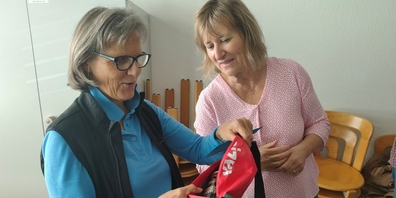 Rühriger Abschied: Silvia Steiner (l.) erhält von Teammitglied Daniela Rupff ein Geschenk.
