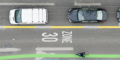 Auf der ersten Stadtzürcher Velovorzugsroute von Altstetten in die Innenstadt sind streckenweise so viele Autos unterwegs, dass die Velos an den rechten, grün markierten Rand gedrängt werden. Nun will die Stadt nachbessern. 