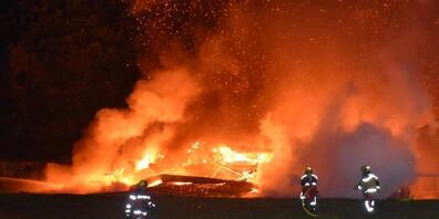 Ein Grossaufgebot der Feuerwehr verhinderte in Valzeina GR ein Übergreifen der Flammen vom Gebäudekomplex eines Transportunternehmens auf ein Wohnhaus.