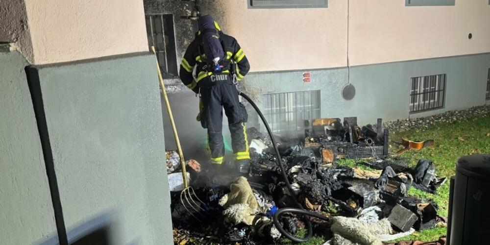 Ein 40-jähriger Schweizer wird verdächtigt,  an der Wand eines Wohnhauses in Chur einen grossen Abfallhaufen angezündet zu haben.