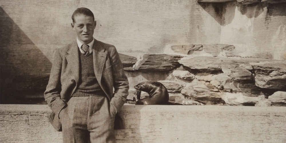 Der junge Ernst S. vor einem Seebärengehege, um 1930