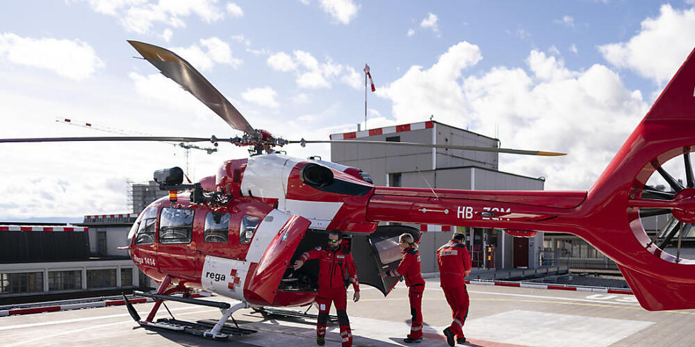 Ein 52-jähriger Gleitschirmpilot musste am Freitag nach einem Unfall in Euthal SZ mit einem Rettungshelikopter in ein Spital geflogen werden. (Symbolbild)