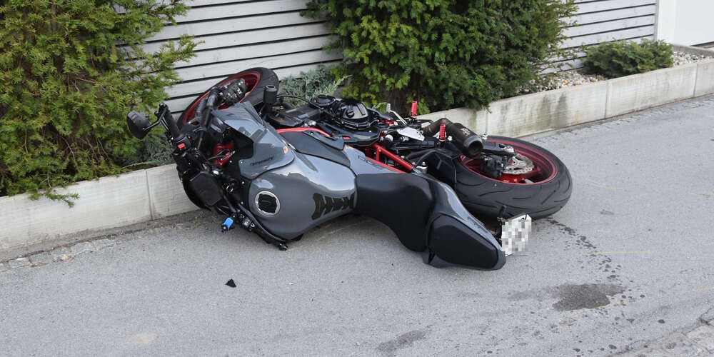 Der Motorradfahrer erlitt bei der Kollision Verletzungen unbestimmten Grades