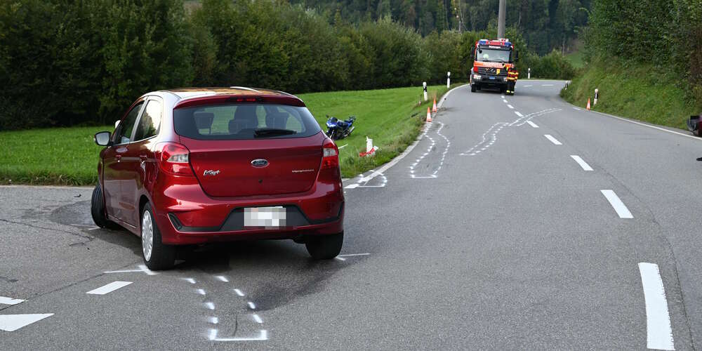 Der Motorradfahrer rutschte mehrere Meter über den Asphalt.