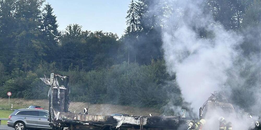Vom Lastwagen blieb nur ein verkohltes Wrack zurück.