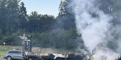 Vom Lastwagen blieb nur ein verkohltes Wrack zurück.