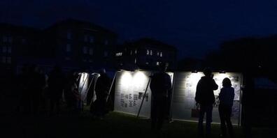 Die Besetzerinnen und Besetzer sperrten die Kasernenwiese am Freitagabend mit Stellwänden ab. Die Polizei lässt sie bis auf Weiteres gewähren.