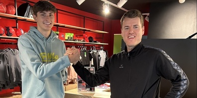 HSCK-Sportchef Paul Kaletsch begrüsst Matteo Mastrocola (links) in der Kreuzlinger Geschäftsstelle auf dem Boulevard.