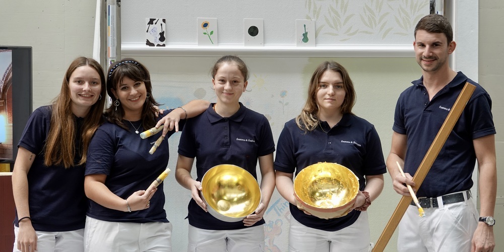 Nicht alles was glänzt ist Gold, aber in diesem Falle schon. Die Lehrlinge von Fontana & Fontana präsentieren vergoldete Schalen. 
