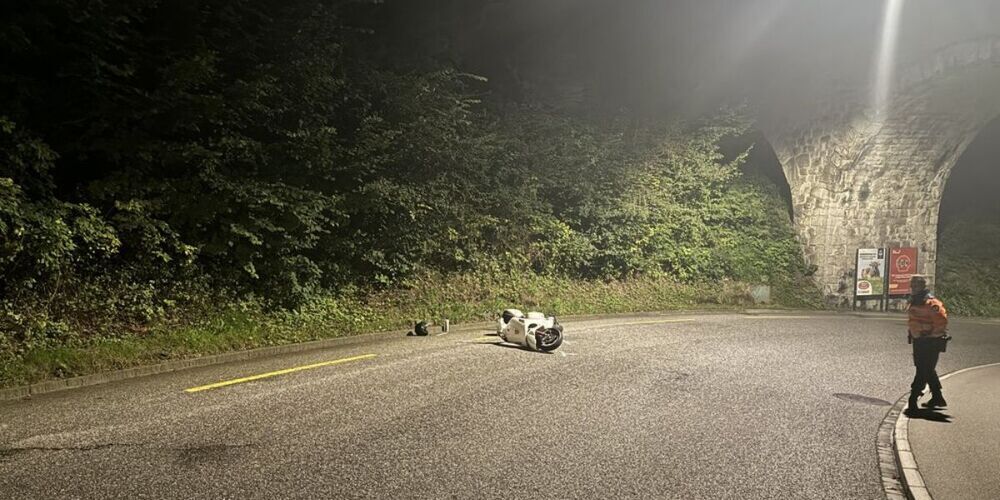 Der Motorradfahrer wollte einer Kollision ausweichen und stürzte dabei.