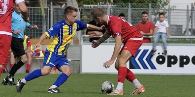 Das Derby - im Bild Haltiner gegen Varano - lebte von vielen Zweikämpfen, aber auch von vielen Fehlern. 