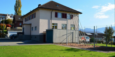 Eines der Lüchinger Schulhäuser