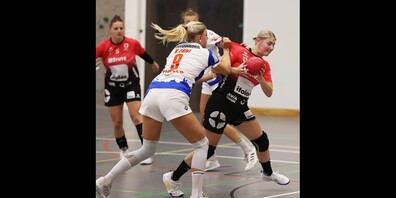 HSCK-Spielmacherin Maxime Drent versucht sich gegen Nationalspielerin Kim Erni durchzusetzen.