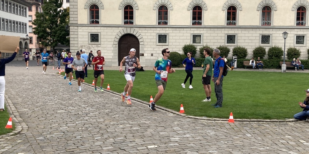 Die Route führte die Läufer auch vorbei an der Kathedrale über den Klosterplatz.