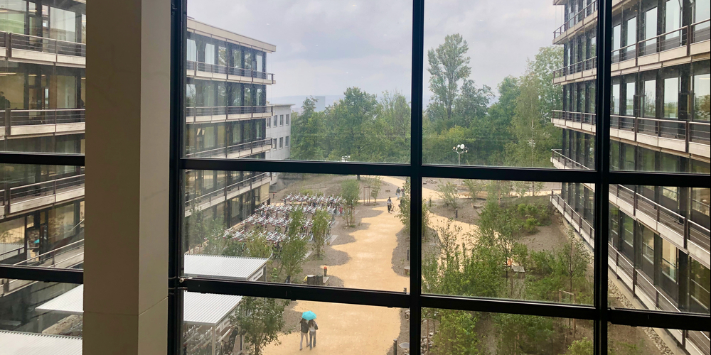 Blick in den Innenhof zwischen den Gebäuden Y32 und Y34 auf dem Campus Irchel, die zurzeit von der Kantonsschule Zürich Nord genützt werden.