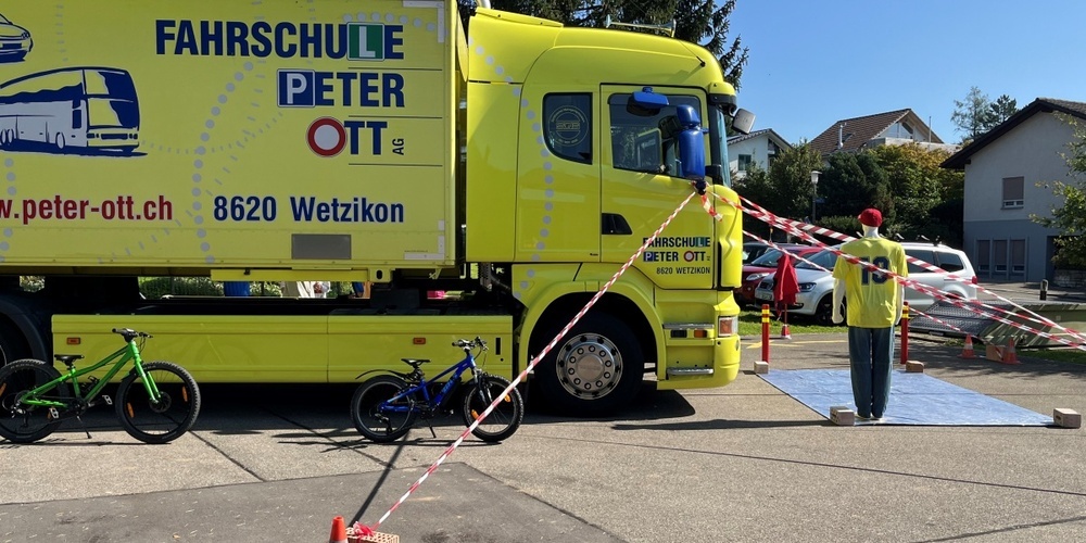 Beim Velo-Event lernten die Kinder u.a., was ein sogenannter «toter Winkel» ist.