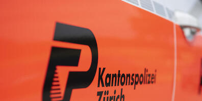 Die Kantonspolizei Zürich veröffentlichte am Montag unverpixelte Bilder von drei Personen, die am Ostermontag einen Mann schwer verletzt haben sollen. (Symbolbild)