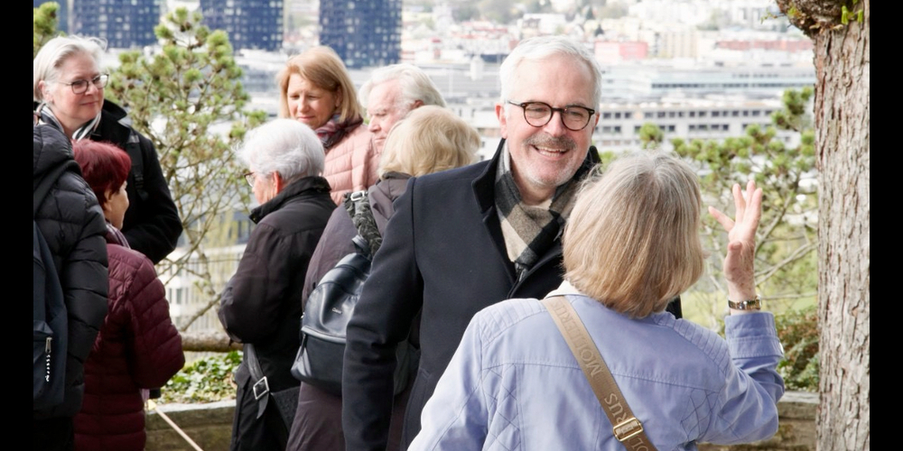 Seniorinnen und Senioren an einer Quartierbegehung in Höngg mit Andreas Hauri.