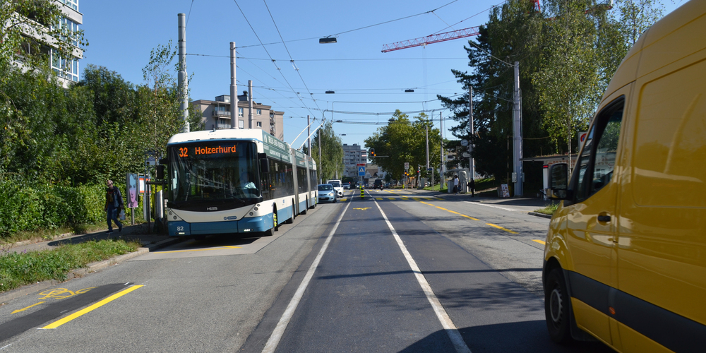 Der Mehrzweckstreifen soll die Verkehrs­situation auf der Wehntalerstrasse verbessern.