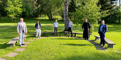 Einsiedeln erhält zwei neue Vertreter im Verwaltungsrat von EYZ AG: (v. l.): Simon Elsener (Geschäftsführer), Astrid Fink (neu), Theo Rohner (abtretend), Patrick Notter (abtretend), Pater Philipp Steiner (neu) und Dominik Hug (Verwaltungsratspräsident). 